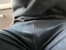 ¡Me puse cachondo en la oficina en el trabajo y estoy sacudiendo mi pequeña polla debajo de la mesa!