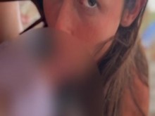 Mamada pública con pies y calcetines en la calle