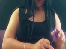 El vampiro gótico fuma un tazón