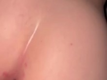 Me da la espalda y penetra mi coño rosa y delicado con su enorme polla