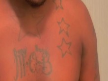 Parpadeando gran polla negra después de hacer ejercicio en el gimnasio