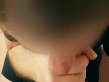 Joder a una chica con un gran culo en el piso