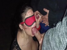 AMATEUR Dogging Italia - Esposa Zoccola Succhia pollas en la calle frente al marido de Cornuto