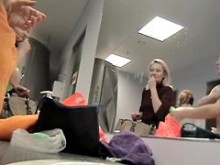 Chica en el vestuario espiada desnuda frente al espejo