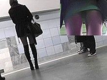 Upskirt (falso) en público con una nena delgada en botas sexys