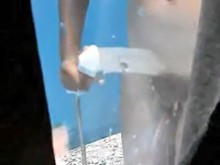 mujeres tentadoras de la playa desnudas en la cabina de cambio