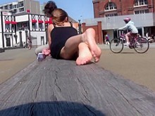 Atrapado por espía a sus pies