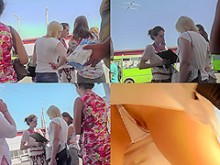 Video upskirting (falso) de una nena de cabello castaño rojizo con tanga