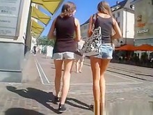 Adolescentes en pantalones cortos de jeans (18+)