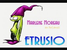 Rubia cariñosa dando en la entrevista y mostrando sus piernas sexys