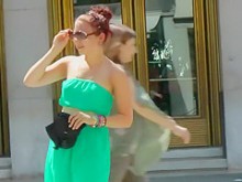 Vestido transparente de chica turista caliente