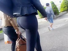 Culo caliente notado en la tienda de ropa