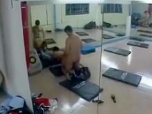 Chica aburrida comienza a masturbarse