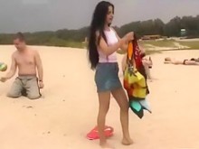 Chicas rusas aficionadas sexy que hacen nudismo en la playa pública