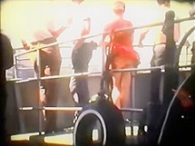 ¡Upskirting vintage (falso) en su máxima expresión!