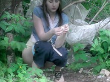 Morena desesperada es grabada haciendo sus necesidades en el bosque