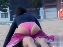 Chica cachonda montando su polla en la playa