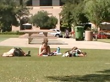 Around Campus Serie 1: tres Fuckables en Bikinis