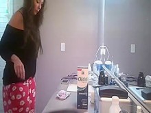 Esposa se desnuda para la ducha