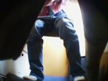 Muchas chicas calientes atrapadas en la cámara de orina escondida (falso)