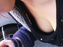 Apretado japonés morena downblouse nip slip