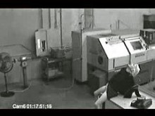 Rubia vestida estira las piernas ante el chico en amateur