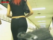 Perra en forma sincera de la calle con un culo increíblemente bonito camina en jeans ajustados