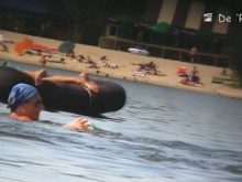 Las femas maduras obtienen sus cuerpos nudistas espiados por el cazador de playa