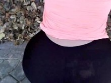 provocando con su gran culo en leggings negros