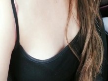 Digitación del orgasmo del coño apretado en el estacionamiento