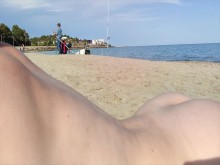 Verdadera esposa amateur desnuda en la playa pública