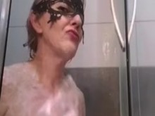 Esposa se masturba el culo y el coño en la ducha