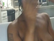 Masturbándose y fumando conmigo