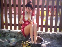 La criada retro prepara patatas para la cena. Rendimiento de época. LLENO