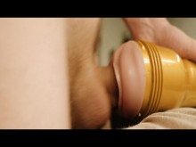 Un chico con una gran polla blanca folla y se corre en su Fleshlight.