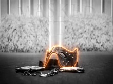 MILF caliente se desnuda bajo el agua y nada desnuda en el mar con un primer plano de su coño