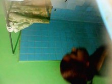 Cámara de ducha oculta (falsa) pone a ébano caliente todo mojado y jabonoso