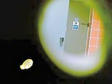 Mujer madura espiada tocándose a través del agujero de la pared del vestidor