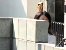 Asiático expuesto durante un abuso de falda