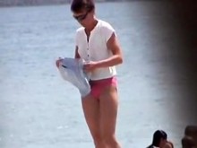 Vídeo en una playa nudista de perras apretadas muy sexys completamente desnudas