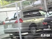 Video de tiburón en el estacionamiento de una adorable pequeña tonta que recibe un regalo inesperado