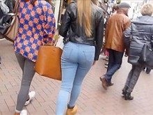 Adolescente rubia sincera con curvas sexys en jeans (18+)