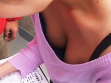 Asiática sonriente y bonita está en un clip de blusa baja