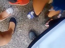 El tipo con la polla dura se frota el culo de la chica