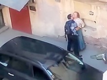 Folla en el patio entre las casas.