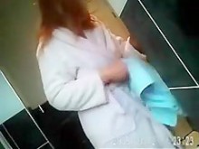 Video oculto en el baño Madrastra desnuda espiada en cámara
