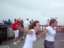 El fuerte viento deja al descubierto unas piernas tentadoras