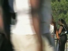 Upskirt (falso) chica morena de piel oscura