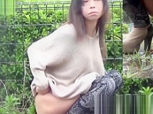 Chicas sucias inundan las calles japonesas con orina en solitario