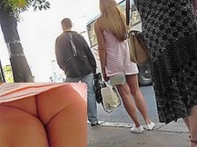 Cámara amateur upskirt (falsa) filmó los encantos de una jovencita (18+)